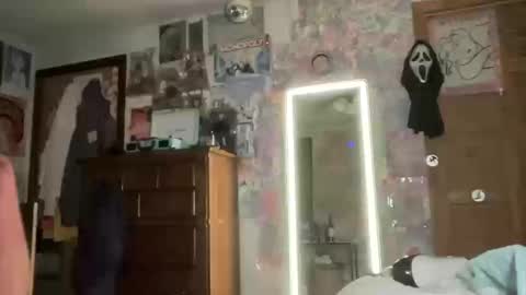 Snapshot of lorikane chatting on 10/10/25, 11:48 Lorelai Kane online show from 10/10/25, 11:48