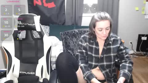 Snapshot of lotusnyne chatting on 01/18/25, 02:03 Lotus Nyne online show from 01/18/25, 02:03