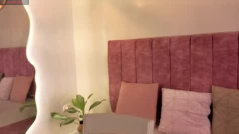Snapshot of lou_22_ chatting on 05/08/26, 12:21 Lou online show from 05/08/26, 12:21
