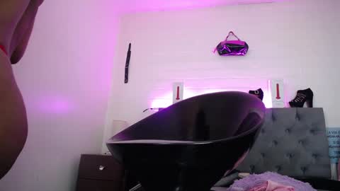 Snapshot of louise_nails chatting on 12/19/24, 01:29 LouIse online show from 12/19/24, 01:29