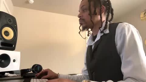 Snapshot of love4heelz chatting on 01/13/25, 09:52 Prynce online show from 01/13/25, 09:52