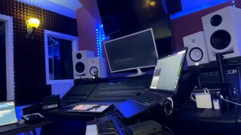 Snapshot of love4heelz chatting on 03/09/25, 05:28 Prynce online show from 03/09/25, 05:28