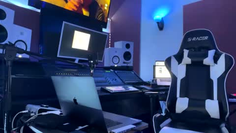 Snapshot of love4heelz chatting on 03/09/25, 08:31 Prynce online show from 03/09/25, 08:31