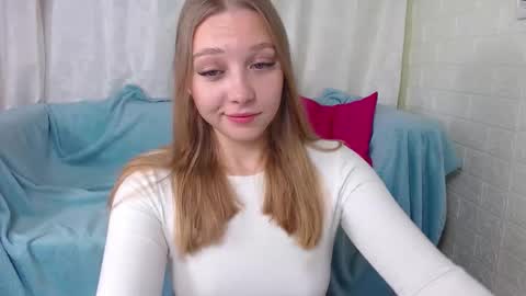 Snapshot of love_bella_ chatting on 09/24/25, 12:25 love bella  online show from 09/24/25, 12:25