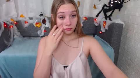 Snapshot of love_bella_ chatting on 10/10/25, 12:42 love bella  online show from 10/10/25, 12:42