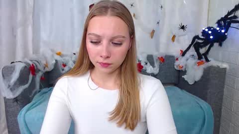 Snapshot of love_bella_ chatting on 10/13/25, 01:27 love bella  online show from 10/13/25, 01:27