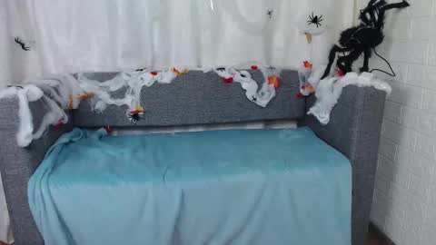 Snapshot of love_bella_ chatting on 10/18/25, 12:24 love bella  online show from 10/18/25, 12:24