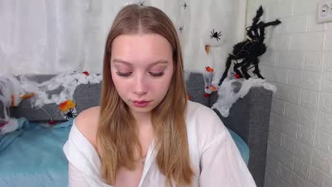 Snapshot of love_bella_ chatting on 10/20/25, 12:11 love bella  online show from 10/20/25, 12:11