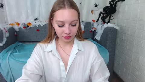 Snapshot of love_bella_ chatting on 10/22/25, 12:44 love bella  online show from 10/22/25, 12:44