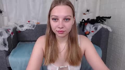 Snapshot of love_bella_ chatting on 10/27/25, 12:36 love bella  online show from 10/27/25, 12:36