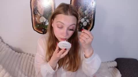 Snapshot of love_bella_ chatting on 05/12/26, 12:41 love bella online show from 05/12/26, 12:41