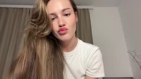 Snapshot of love_machine_ chatting on 07/23/26, 09:35 Sofi online show from 07/23/26, 09:35