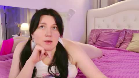 Monika online show from 11/05/25, 10:37