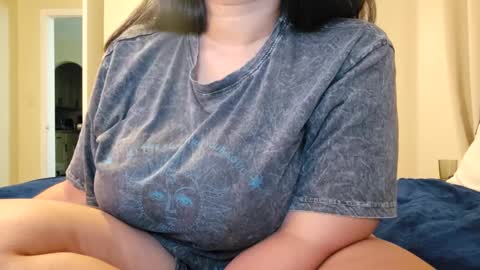 Snapshot of love_raquel_xo chatting on 09/23/25, 02:14 Raquel Love online show from 09/23/25, 02:14