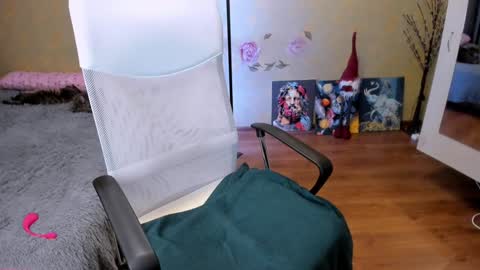 cat-girl online show from 12/23/24, 04:28