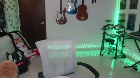 Cassie online show from 10/26/25, 10:04