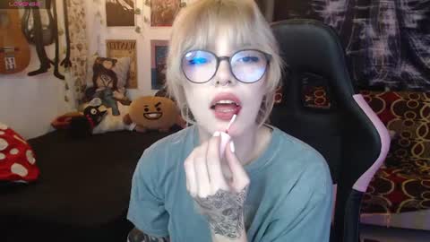 Snapshot of lovely_cass chatting on 06/25/26, 02:11 Cassie online show from 06/25/26, 02:11