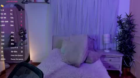 Snapshot of lovely_emma18 chatting on 06/29/26, 01:11 Emma online show from 06/29/26, 01:11