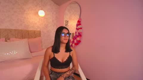 lovely_julls online show from 02/06/26, 05:49