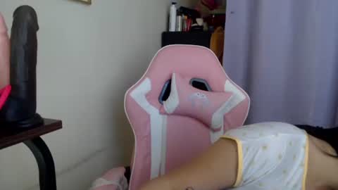 lovely_leah23 online show from 11/29/25, 03:42