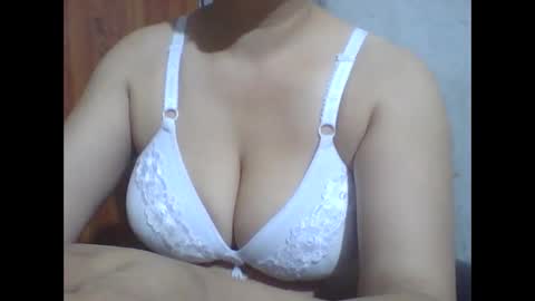 Snapshot of lovely_sweet_girl chatting on 10/24/25, 01:57 katrina follow me guys online show from 10/24/25, 01:57