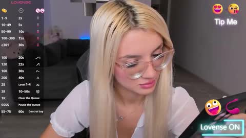 lovelybianca_ online show from 10/17/25, 07:27