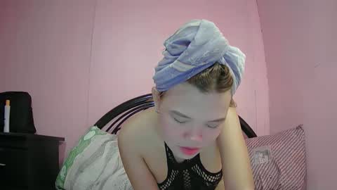 lovemae352295 online show from 02/13/25, 12:32