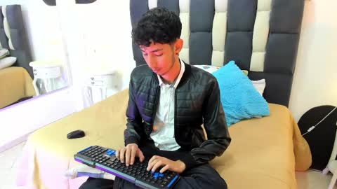 loverisu online show from 02/25/25, 08:19