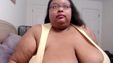 Snapshot of loves_aura chatting on 10/25/25, 12:18 Alyson online show from 10/25/25, 12:18