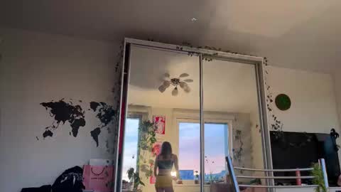 lovesstation online show from 10/19/25, 02:40