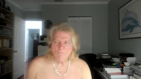 Snapshot of lovestylistwomen chatting on 11/14/25, 01:59 Michael online show from 11/14/25, 01:59