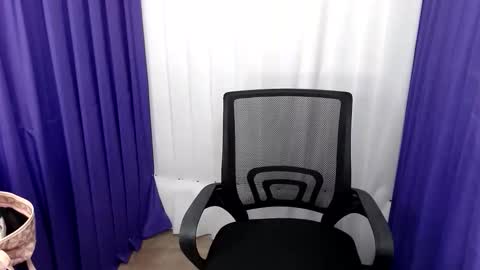 loving_apple19 online show from 02/03/26, 06:22