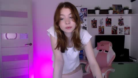 Snapshot of lower_angel chatting on 12/27/24, 03:31 Loly online show from 12/27/24, 03:31