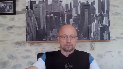 Snapshot of lrda49 chatting on 04/20/26, 09:01 Espigle online show from 04/20/26, 09:01
