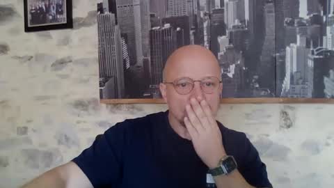 Snapshot of lrda49 chatting on 04/22/26, 07:55 Espigle online show from 04/22/26, 07:55