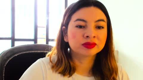 luara__01__lecat_1 online show from 11/23/25, 02:17