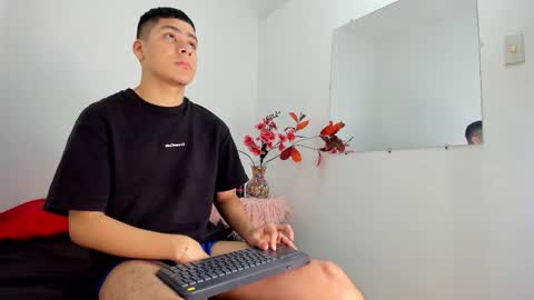 Snapshot of lucastorrez01 chatting on 12/17/25, 11:55 LUCAS TORREZ online show from 12/17/25, 11:55