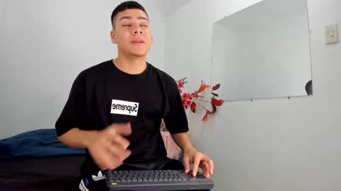 Snapshot of lucastorrez01 chatting on 12/23/25, 04:32 LUCAS TORREZ online show from 12/23/25, 04:32