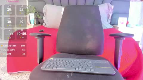 Snapshot of lucia_guzman chatting on 09/14/25, 12:10   online show from 09/14/25, 12:10