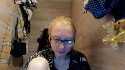 lucky_licky20 online show from 01/01/25, 03:56