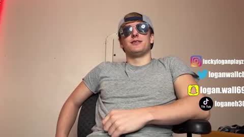 Snapshot of luckyloganx chatting on 01/25/25, 04:03 Logan Wall online show from 01/25/25, 04:03