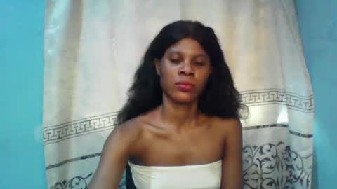 Snapshot of luckymadequeen chatting on 01/16/25, 09:16 Gloria online show from 01/16/25, 09:16