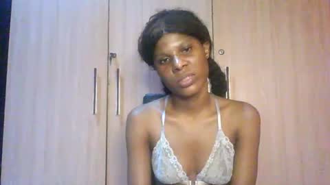 Snapshot of luckymadequeen chatting on 07/22/26, 03:42 Gloria online show from 07/22/26, 03:42