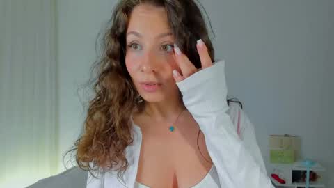 Snapshot of lucy__ray chatting on 06/06/26, 11:09 lucy__ray online show from 06/06/26, 11:09