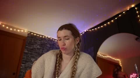 Lucy. online show from 11/01/25, 01:51