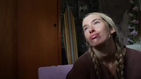 Snapshot of lucy_gooosey chatting on 06/17/26, 05:25 Lucy. online show from 06/17/26, 05:25
