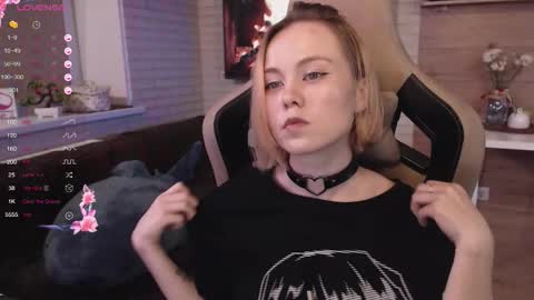 Snapshot of lucy_mirror chatting on 09/09/25, 08:30 Lucy online show from 09/09/25, 08:30