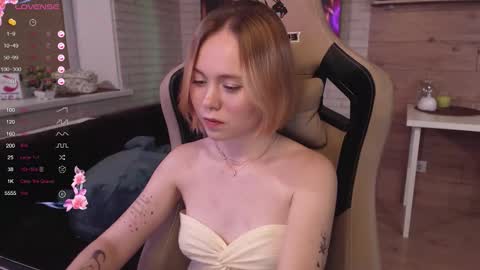 Snapshot of lucy_mirror chatting on 09/17/25, 08:21 Lucy online show from 09/17/25, 08:21