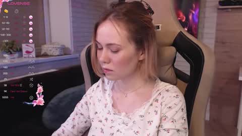 Snapshot of lucy_mirror chatting on 10/09/25, 09:02 Lucy online show from 10/09/25, 09:02