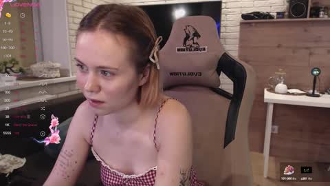 Snapshot of lucy_mirror chatting on 10/16/25, 08:32 Lucy online show from 10/16/25, 08:32